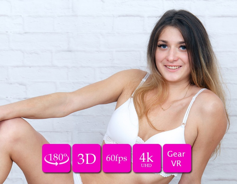 Abril Amateur Nude Casting in Stunning VR