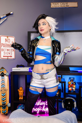 Stevie Moon: Cosplay 8K VR - Image 3