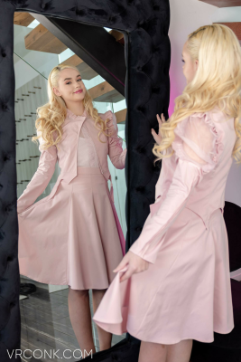 Khloe Kingsley: Wicked Glinda VR Parody 8K - Image 1